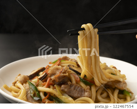 皿に盛り付けた焼うどんを箸で持ち上げる 皿に盛り付けた焼うどんを箸で持ち上げる 122467554