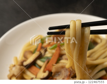 皿に盛り付けた焼うどんを箸で持ち上げる 122467555