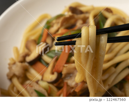 皿に盛り付けた焼うどんを箸で持ち上げる 122467560