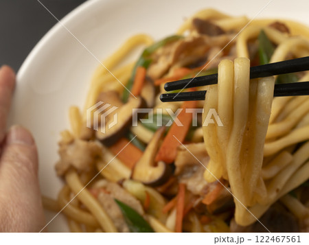 皿に盛り付けた焼うどんを箸で持ち上げる 皿に盛り付けた焼うどんを箸で持ち上げる 122467561