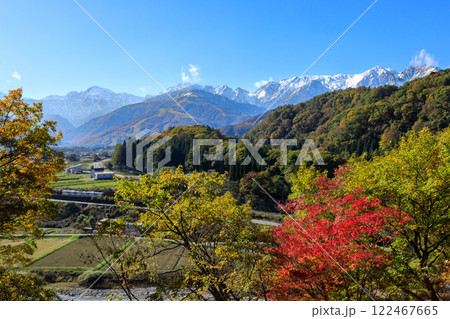 後立山連峰を背景に白馬村から紅葉と大糸線を愛でる 後立山連峰を背景に白馬村から紅葉と大糸線を愛でる 122467665