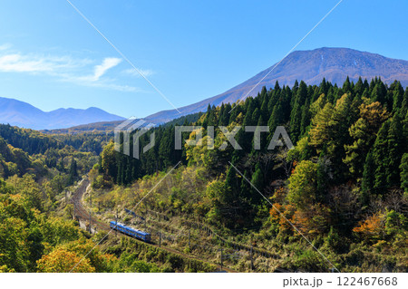 晩秋の黒姫山の裾野を走るしなの鉄道を信越大橋から望む 122467668