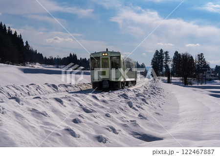 雪原を走るローカル列車 雪原を走るローカル列車 122467887