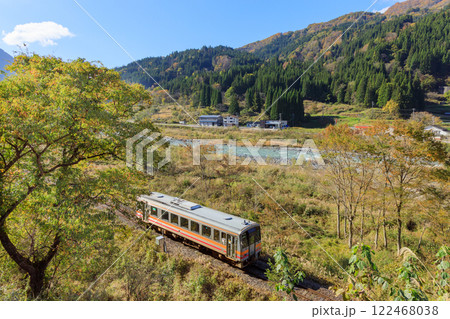 穏やかな流れの姫川に沿って走る大糸線を紅葉の長野県小谷村の朝の風景とともに望む 穏やかな流れの姫川に沿って走る大糸線を紅葉の長野県小谷村の朝の風景とともに望む 122468038