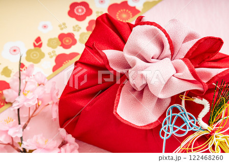 風呂敷包みと桜と鶴の水引 風呂敷包みと桜と鶴の水引 122468260