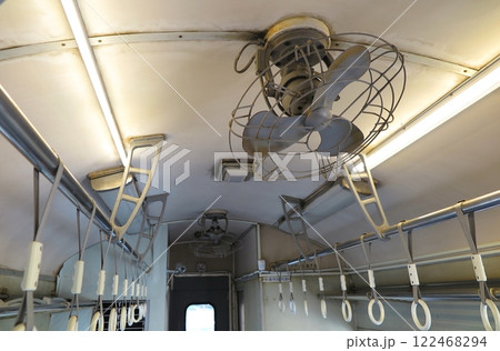 台湾の新北投温泉(台北北部):保存展示されている古い客車車内の扇風機(新北投車站の公園) 台湾の新北投温泉(台北北部):保存展示されている古い客車車内の扇風機(新北投車站の公園) 122468294