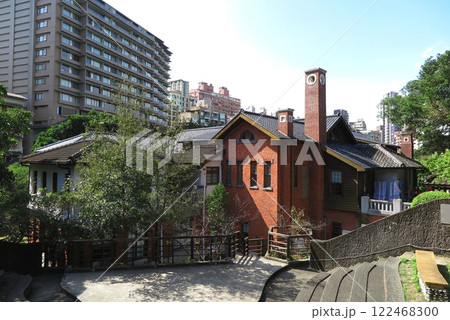 台湾の新北投温泉（台北北部）：日本統治時代の公共浴場を修復保存する「北投温泉博物館」（中山路側） 122468300