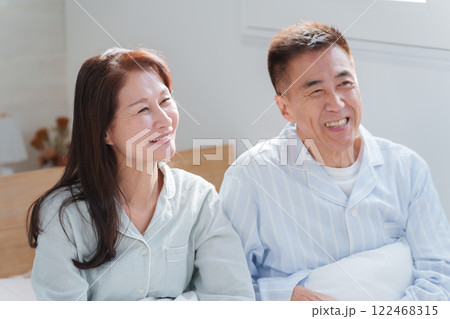 ベッドにいるシニア夫婦(起床・睡眠) ベッドにいるシニア夫婦(起床・睡眠) 122468315