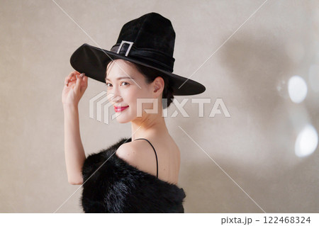 ハロウィンに魔女のコスプレをする女性 ハロウィンに魔女のコスプレをする女性 122468324