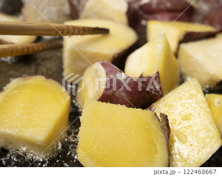 さつまいもを油で揚げて大学芋を作る工程 122468667