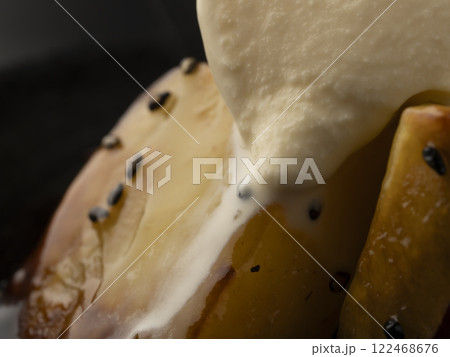 熱々の大学芋にアイスクリームを乗せる　芋アフォガード 122468676