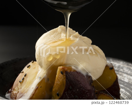 熱々の大学芋にアイスクリームを乗せる 芋アフォガードにたれをかける 熱々の大学芋にアイスクリームを乗せる 芋アフォガードにたれをかける 122468739