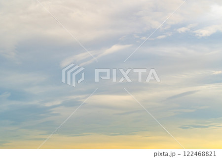 薄く雲が覆う空　ウォームカラー 暖色寒色強調 122468821