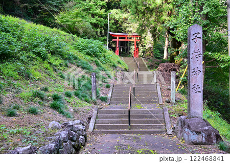 山中にひっそりと鎮座する子持神社　鳥居　渋川市　 122468841