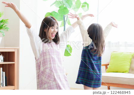 保育園で運動をする女の子 保育園で運動をする女の子 122468945