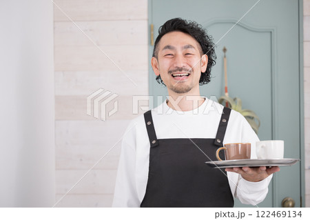 カフェなどで働く人、オーナーなどのイメージ カメラ目線 カフェなどで働く人、オーナーなどのイメージ カメラ目線 122469134