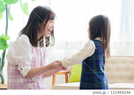 女の子と遊ぶ保育士 女の子と遊ぶ保育士 122469246