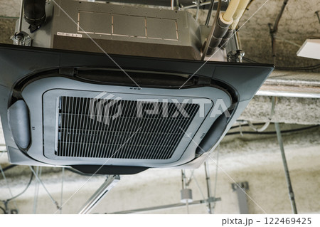 天井設置型の業務用エアコン 122469425