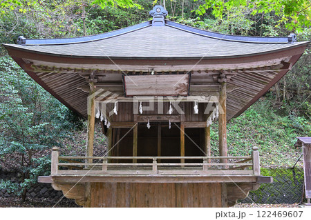 山中にひっそりと鎮座する子持神社　神楽殿　渋川市　 122469607