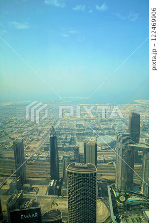 ドバイ_バージ・カリファ展望台から望む風景 122469906