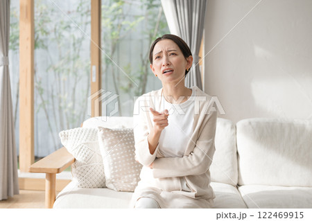 機嫌が悪い女性 122469915