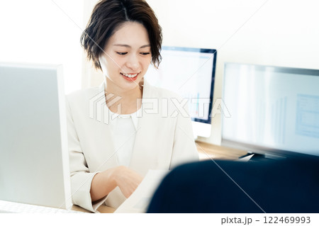 働くキャリアウーマン 122469993