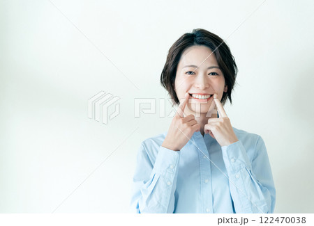 健康的な歯の女性 122470038