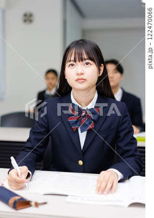 授業を受ける高校生 122470066
