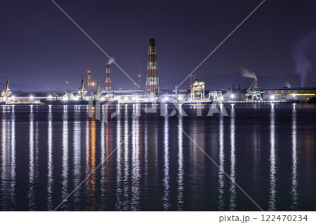 玉島ハーバーアイランドからの水島コンビナートの夜景　岡山県倉敷市 122470234