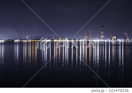 玉島ハーバーアイランドからの水島コンビナートの夜景　岡山県倉敷市 122470236