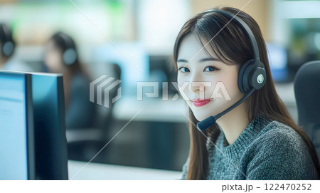コールセンターで働く若い日本人女性（生成AI画像） 122470252