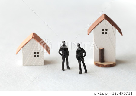 遺産相続のトラブルをミニチュア人形と家と文言で表現した写真 122470711