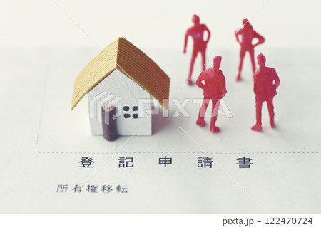 遺産相続のトラブルをミニチュア人形と家と文言で表現した写真 122470724