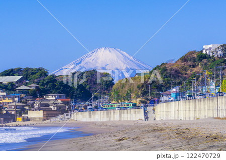 鎌倉の七里ヶ浜から見る雪をかぶった富士山と江ノ電　　 122470729
