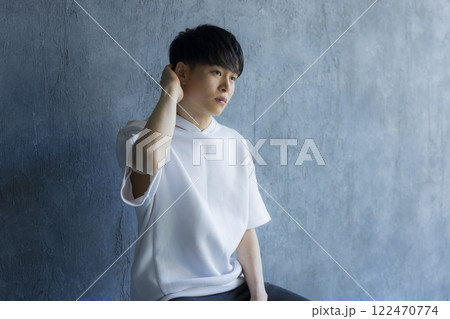 パーカーの若い男性 パーカーの若い男性 122470774
