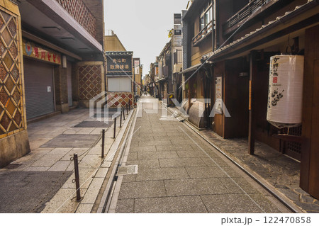 京都市中京区　昼間の先斗町の街並み 122470858