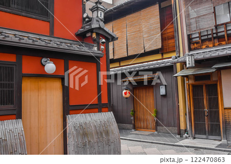 京都市中京区　昼間の先斗町の街並み 122470863