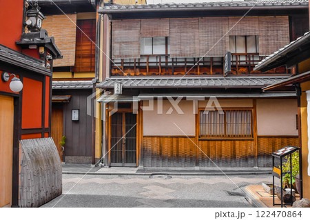 京都市中京区　昼間の先斗町の街並み 122470864