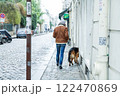 パリの道を犬と散歩 122470869