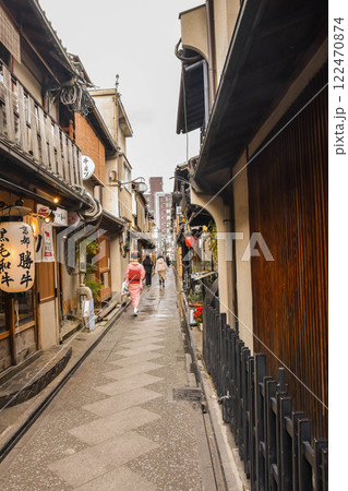 京都市中京区　昼間の先斗町の街並み 122470874