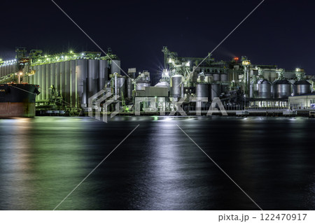 水島港穀物コンビナートの夜景　パシフィックグレーンセンター　サイロ　岡山県倉敷市 122470917