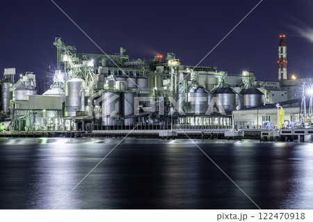水島港穀物コンビナートの夜景　パシフィックグレーンセンター　サイロ　岡山県倉敷市 122470918