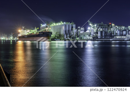 水島港穀物コンビナートの夜景　パシフィックグレーンセンター　岡山県倉敷市 122470924