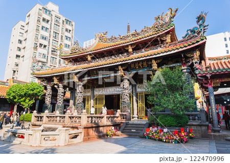 台湾　龍山寺　本殿 122470996