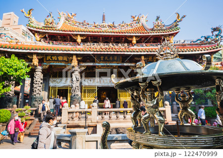 台湾　龍山寺　本殿と観音香炉 122470999