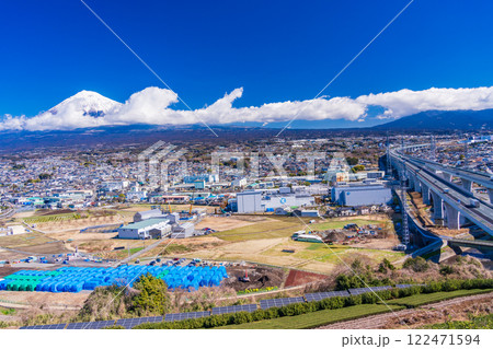 【静岡県】富士市郊外の新東名高速道路と富士山 122471594
