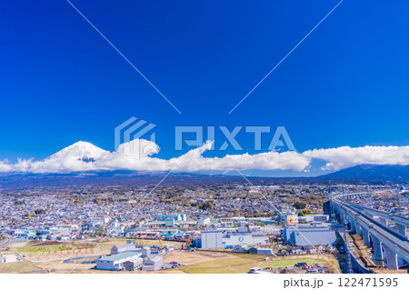 【静岡県】富士市郊外の新東名高速道路と富士山 122471595