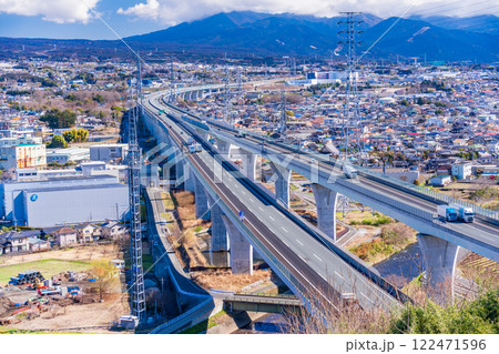 【静岡県】富士市郊外を走る新東名高速道路 122471596