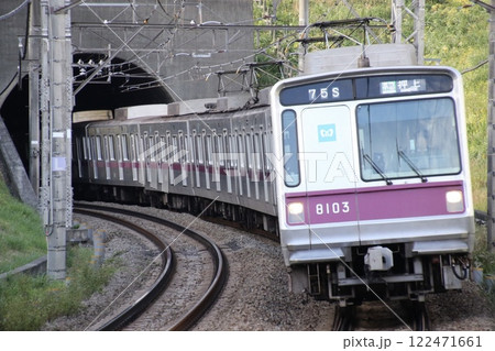 朝の通勤ラッシュの東急田園都市線を支える東京メトロ8000系 122471661