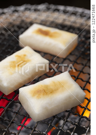 香ばしく焼き上げた七輪の焼き餅 122471668